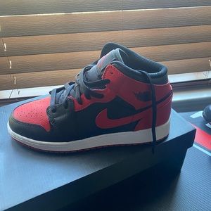 Jordan 1 Mids TRIED ON W/Box!🔥. New Condition